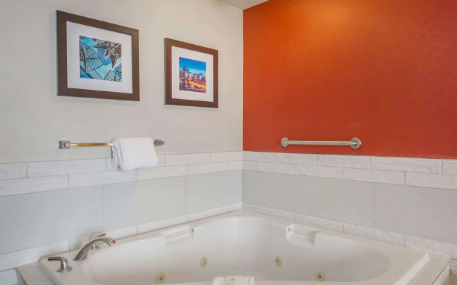 Comfort Inn & Suites University