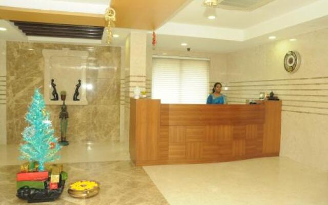 Ponnis Grand Inn