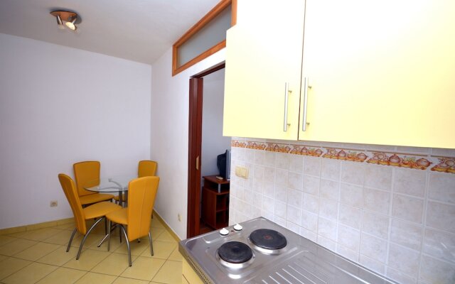 Apartments and Rooms Mare