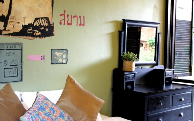 Feung Nakorn Balcony Rooms and Cafe