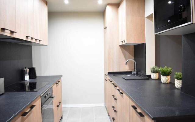 Designer 4 Bed Apt W Balcony Near Plaça Catalunya