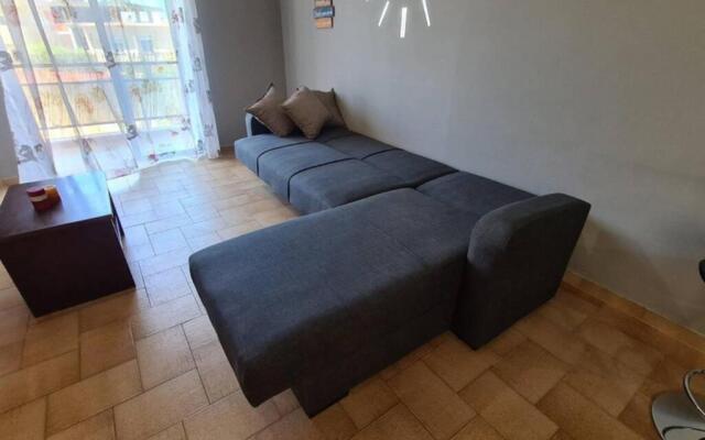 Modern central Αpt 500m from the beach.