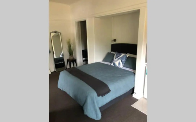 East Melbourne City Studio - Amazing Location & Sunny Charm – Guest Rooms – Melbourne