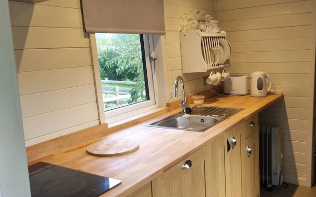 Glamping Hut - Riverview 4