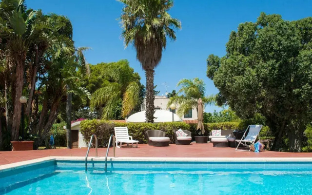Una Scogliera sul Mare con Piscina by Wonderful Italy