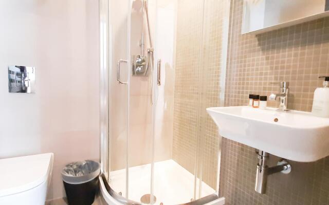 Luxurious Two Bed Two Bath with Balcony in Angel