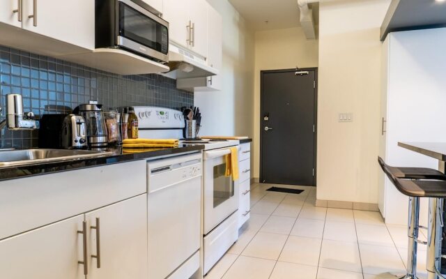 Comfy DT Loft w Parking Rooftop Patio BBQ Gym