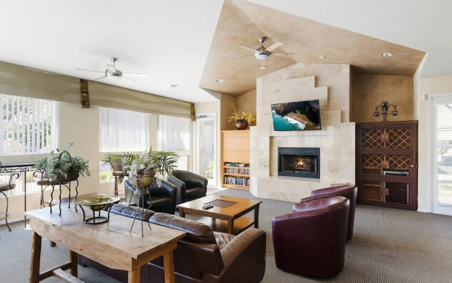 Solace - Community Pool & Gym -walk to Restaurants