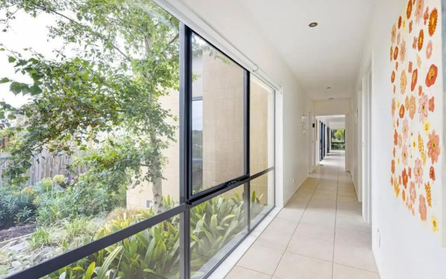 Sea Haven: coastal views, family retreat