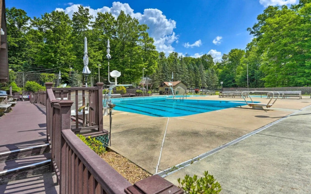 Walk to Lake Wallenpaupack: Poconos Vacation Home