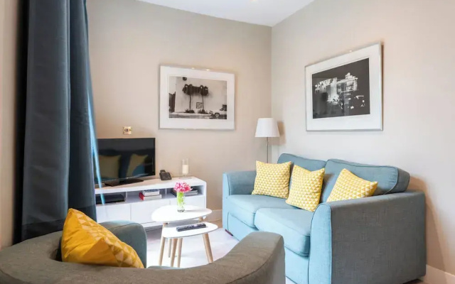 Stylish Fulham Flat With Patio by Underthedoormat