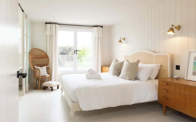 Newly Renovated Beachside Retreat for 10