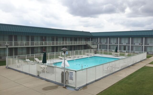 Red Roof Inn & Suites DeKalb