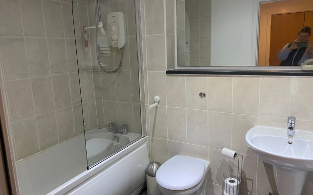 City Centre 2 bedroom apartment, secure parking.