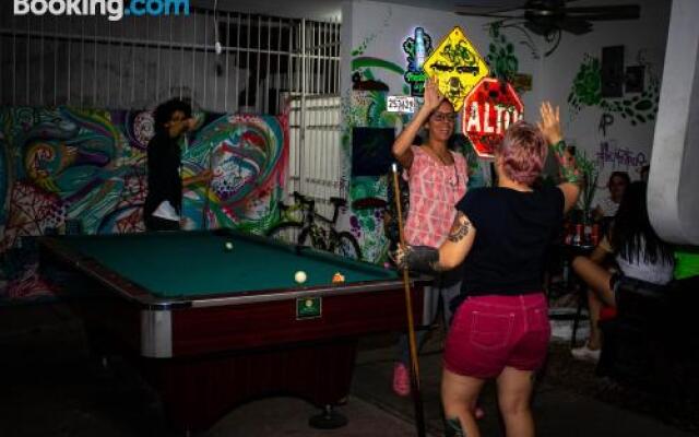 Los Mostros Hostel