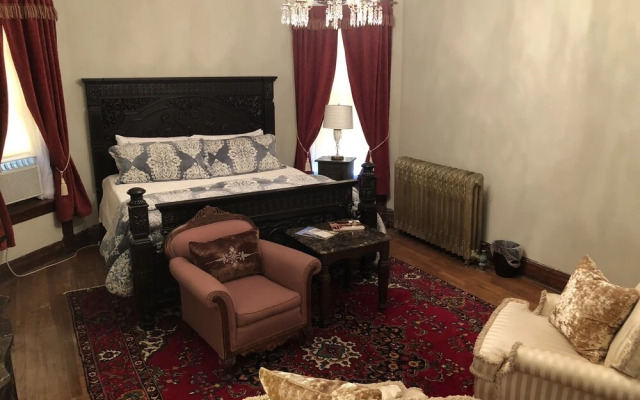 Vineyard Mansion & Carriage House Bed & Breakfast
