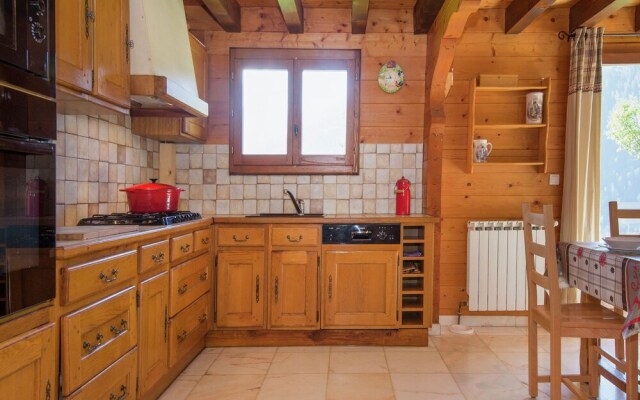 Cosy, Charateristic Chalet Near the Petit Châtel Lifts