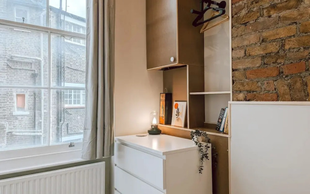 The Modern and Bright Warwick Way Apartment