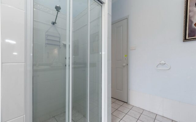 Tah Villa, 1/68 Marine Drive