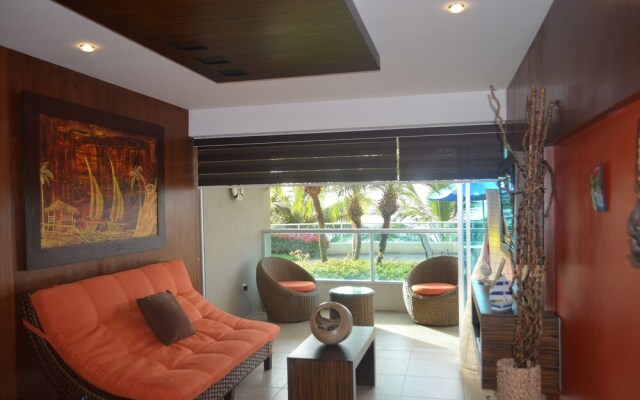 Luxury Apartment 3 r private beach