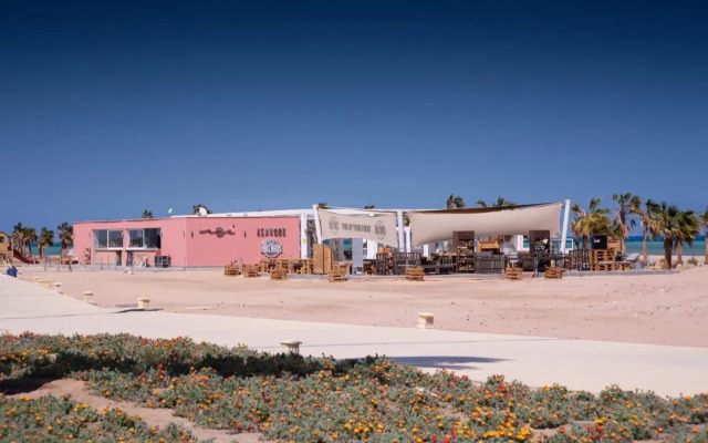 Elegant & Edgy 2 BR w Beach & Pool Mangroovy