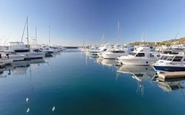 2 'Paradiso', 4 Laman Street - beautiful unit with stunning water views & pool