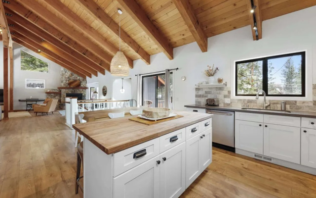 Bright & Modern Cabin Luxury Home in Carnelian Bay!