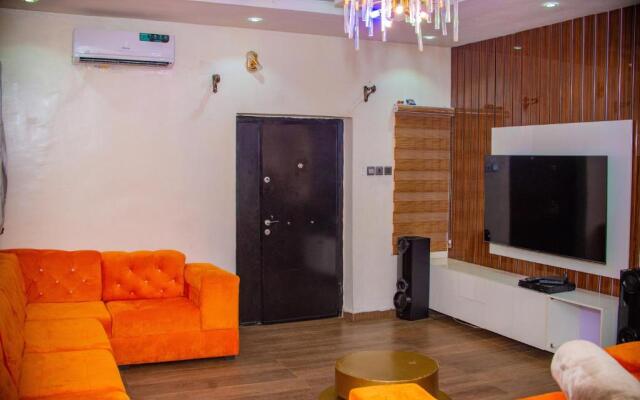 Luxury 3-Bedroom Duplex FAST WIFI & 247Power