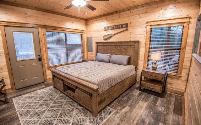 All Decked Out Cabin in the Woods With Fireplace, Bbq, and Swing Bed by Redawning