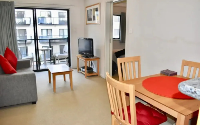 Convenient City Apartment with Pool Gym and Tennis Court