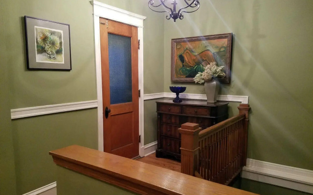 Chicago Guest House on Newport Avenue