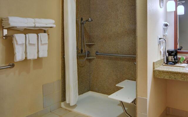 Quality Suites Near Cedar Creek Lake