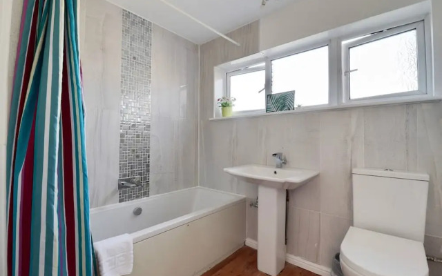 Skyvillion - Valley Way - 3bed House In Stevenage
