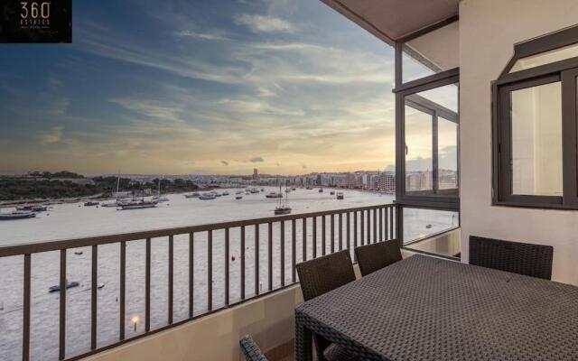 Seafront 4BR APT with mesmerising Balcony & VIEWS by 360 Estates