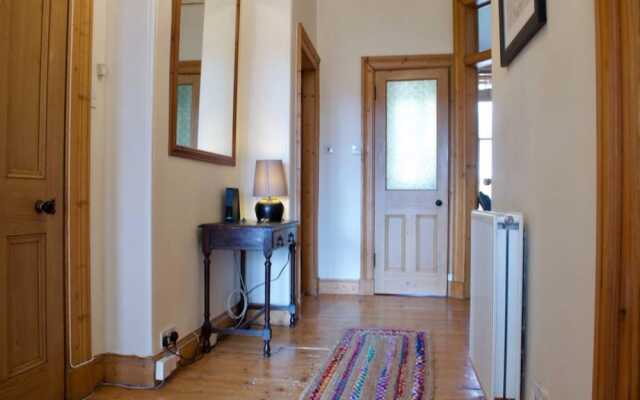 2 Bedroom Flat Near The Kings Theatre