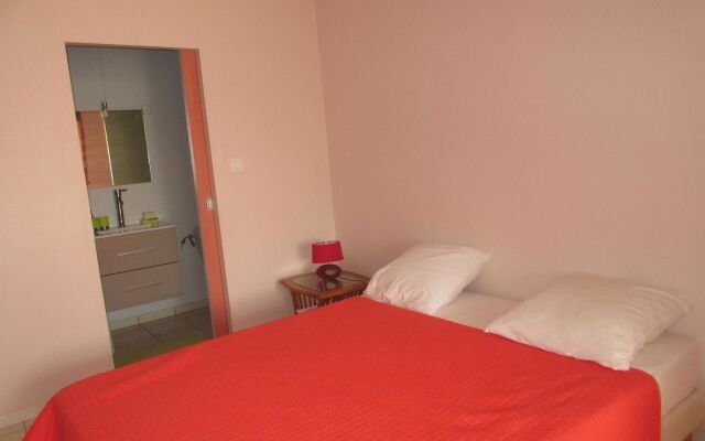 Studio in Le Gosier, With Enclosed Garden and Wifi - 280 m From the Be