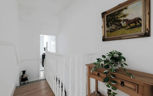 Beautiful 4-bed House With Garden in London