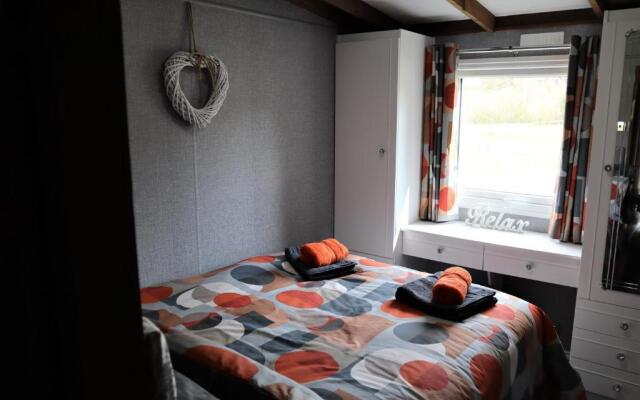 HEDDFAN, Luxury 3 bedroom timber lodge, Caer Beris Holiday Park, Builth Wells