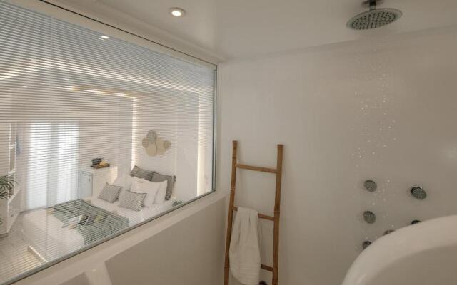 Poseidon Hotel (JNX)