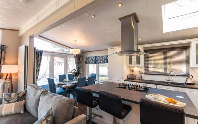 Sutton Lodge With Hot Tub