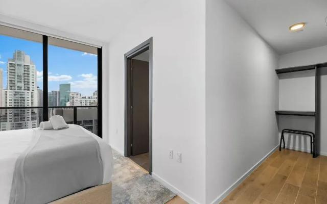 Luxury  Spacious Condo at Downtown Miami