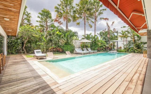 Dreamy 5BR Haven, 200m to Berawa's Blissful Beach