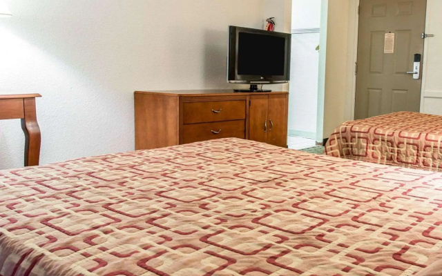 Econo Lodge Kalamazoo near Wings Stadium