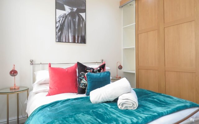 Tudors eSuites Birmingham Townhouse Private Garden Free Parking