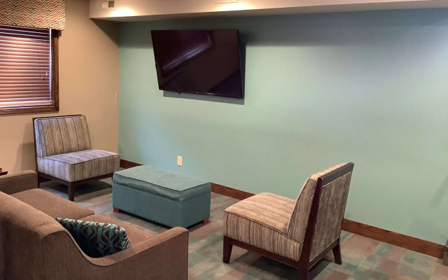 Super 8 by Wyndham Lincoln West