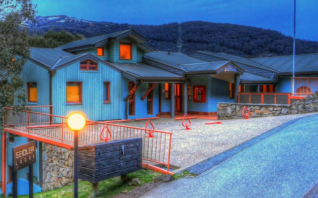 Lhotsky Studio 1 Bedroom with quiet location and onsite parking