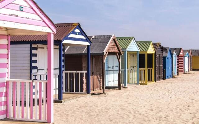 The Showman s Carriage King Bed Close to Beach