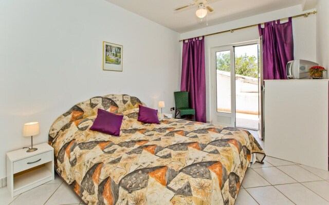 Amazing Home in Smricevica With Wifi and 6 Bedrooms