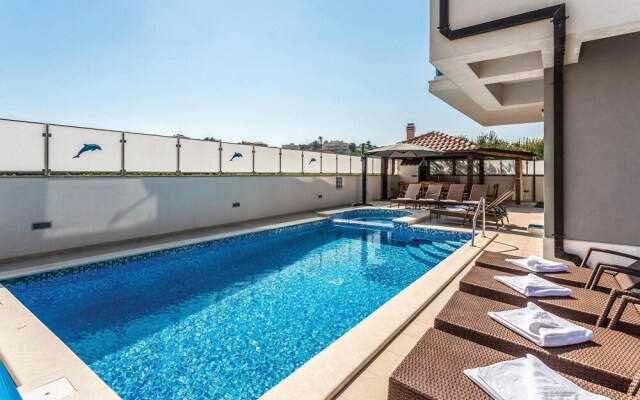 Beautiful Home in Stobrec With Jacuzzi, Wifi and 8 Bedrooms