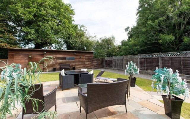 4 Bed House with Swimming pool and Sauna